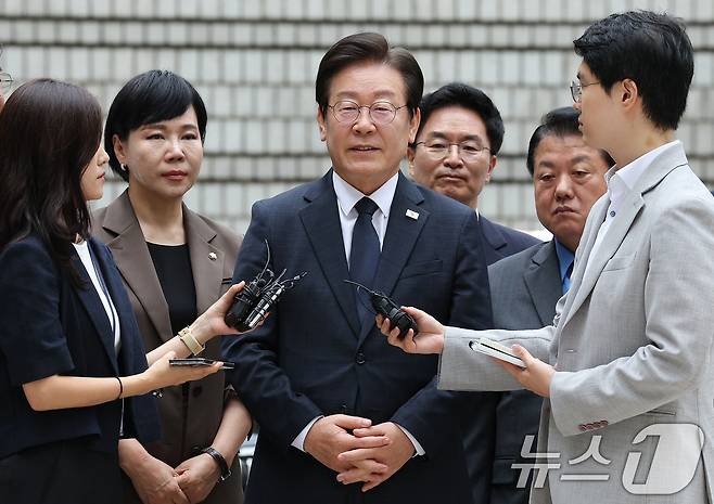 이재명 더불어민주당 대표가 20일 오전 서울 서초구 서울중앙지법에서 열린 공직선거법 위반 관련 결심 공판에 출석하며 취재진 질문에 답변하고 있다. 2024.9.20/뉴스1 ⓒ News1 장수영 기자