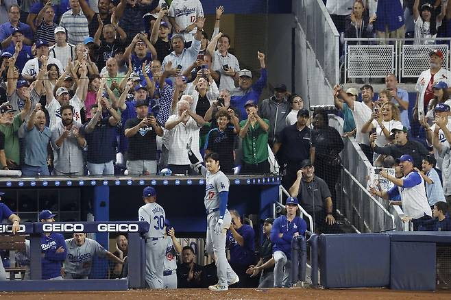 Sep 19, 2024; Miami, Florida, USA; Los Angeles Dodgers designated hitter Shohei Ohtani (17) reacts to a standing ovation from the fans after hitting his 50th home run of the season against the Miami Marlins during the seventh inning at loanDepot Park. Mandatory Credit: Rhona Wise-Imagn Images연합뉴스