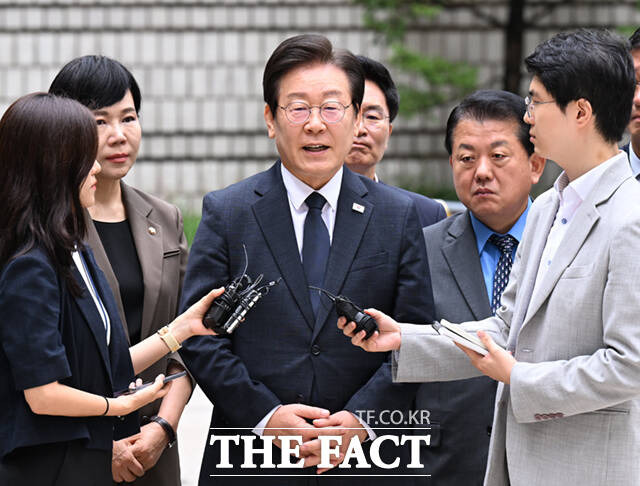 이재명 더불어민주당 대표가 20일 서울 서초구 서울중앙지방법원에서 열린 '故 김문기·백현동 허위 발언' 관련 공직선거법 위반 1심 결심 공판에 출석하며 입장을 밝히고 있다.