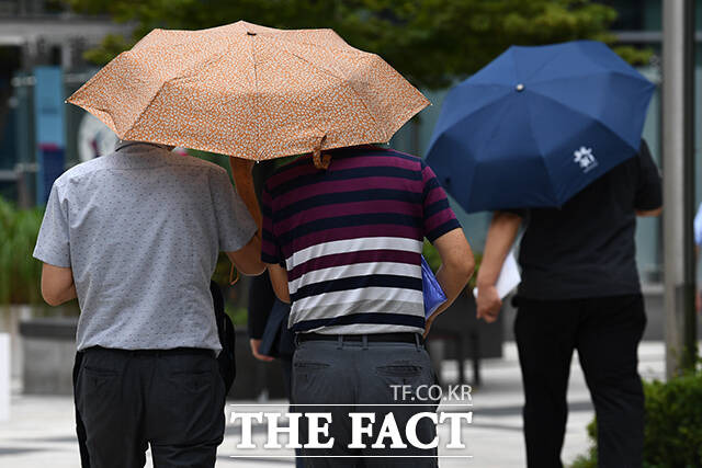 기상청에 따르면 20일과 21일 전국 대부분 지역에 비가 내릴 것으로 보인다. 22일 충청권과 남부지방은 오전까지, 강원 영동은 오후까지, 제주도는 밤까지 비가 예상된다. 경기남부는 150㎜, 서울과 인천, 경기북부는 120㎜ 이상의 폭우가 내리는 곳도 있을 전망이다. /서예원 기자