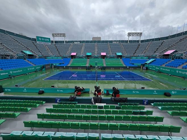 비에 젖은 올림픽공원 테니스코트