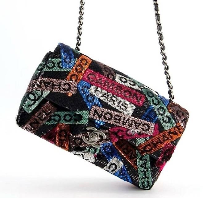 김혜수의 샤넬 ‘스몰 플랩백 시퀸 루테늄 피니쉬 메탈 & 멀티 컬러'. 샤넬.