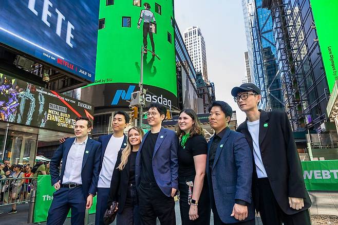 지난 6월 27일(현지 시각) 뉴욕 맨해튼 타임스스퀘어서 네이버 웹툰엔터테인먼트의 나스닥 상장을 기념하기 위해 열린 팬 사인회에서 김준구 웹툰엔터테인먼트 대표, 김규삼, 조석, 손제호 등 네이버 웹툰 작가들이 포즈를 취하고 있다. /네이버웹툰