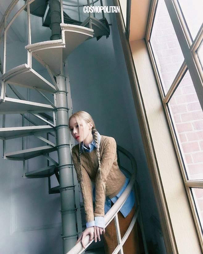 케이블 니트 톱 30만원대, 슬림핏 옥스퍼드 셔츠 20만원대, 코듀로이 미디스커트 30만원대 모두 Polo Ralph Lauren.