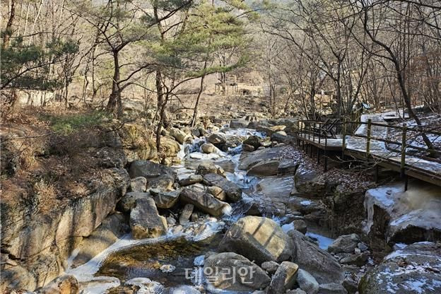 국립공원공단이 선정한 가을철 걷기 좋은 국립공원 가운데 한 곳인 충청북도 충주시 월악산 만수계곡 길 모습. ⓒ국립공원공단