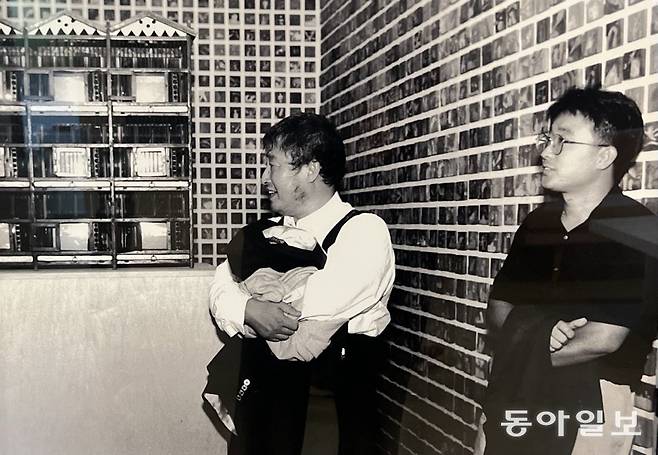 1994년 전시를 함께한 고 백남준 작가(왼쪽)와  청년시절  강익중 작가(오른쪽)