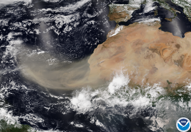 지난 2020년 6월 사하라 사막에서 시작된 먼지 기둥이 대서양을 가로질러 서쪽으로 이동하는 모습이 NOAA-20 위성에 포착됐다. 위키미디어 제공.