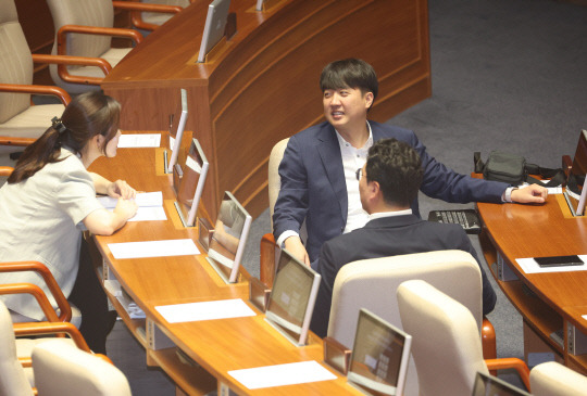 이준석 개혁신당 의원이 지난 19일 국회에서 열리는 본회의에서 동료 의원들과 대화하고 있다. 연합뉴스