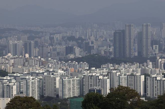 지난 19일 서울 남산공원에서 바라본 서울 시내 아파트 단지 모습. 사진=뉴시스