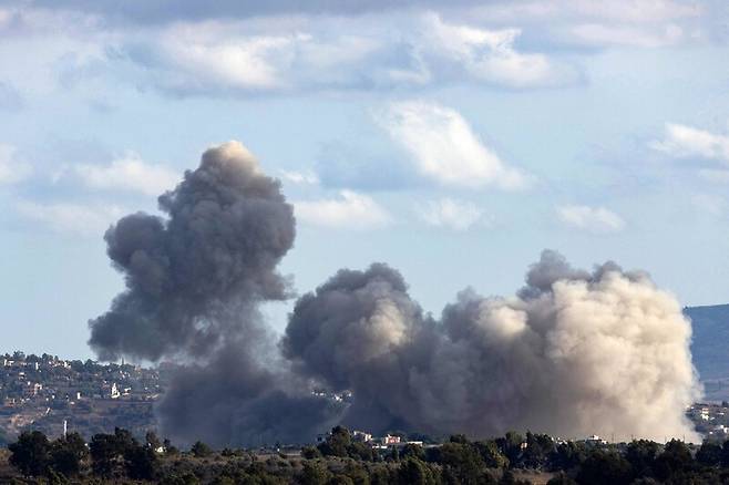 19일(현지시각) 레바논 남부 국경 지대를 겨냥한 이스라엘의 공습 현장. AFP 연합뉴스