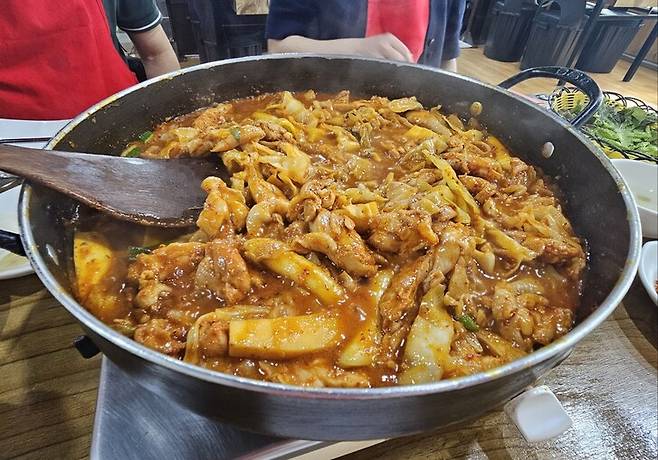 손님상에 올라 철판에 졸여지는 중인 ‘그대랑닭갈비’. 최예린 기자