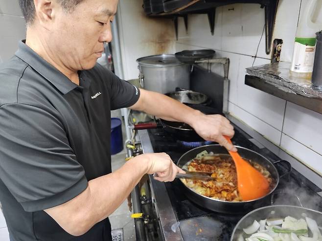 ‘그대랑닭갈비’를 운영하는 이경희(61)씨가 주방에서 닭갈비를 조리하고 있다. 손님상에 내기 전 돼지사골육수를 넣어 닭갈비를 모두 익혀 나가는 것이 이 집 만의 비법이다. 최예린 기자