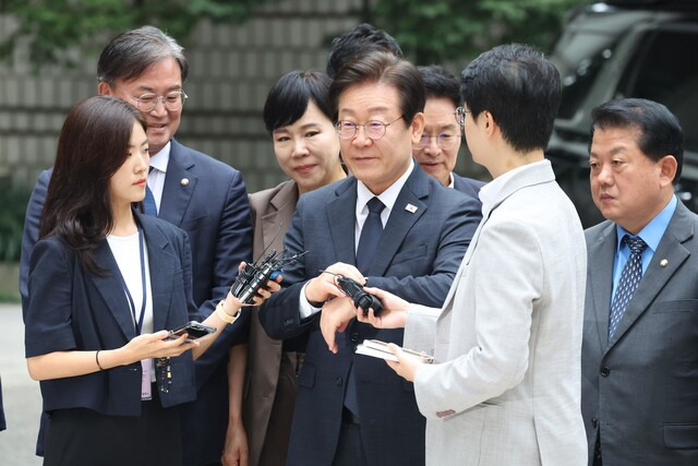 20대 대선 과정에서 허위 발언을 한 혐의로 기소된 이재명 더불어민주당 대표가 20일 오전 서울 서초구 서울중앙지법에서 열리는 1심 결심 공판에 출석하며 시계를 보고 있다. 강창광 선임기자 chang@hani.co.kr