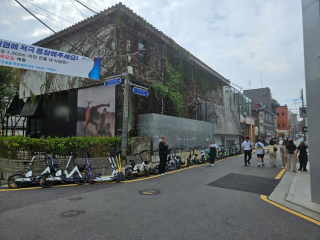 19일 오후 서울 강남구 압구정로데오역 인근. 수십 대의 공유 킥보드가 거리에 놓여 있다. 오세운 기자