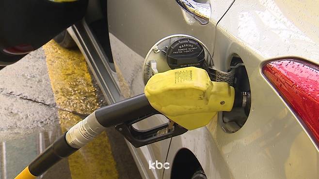 ▲ 차에 주유를 하고 있는 모습&nbsp;