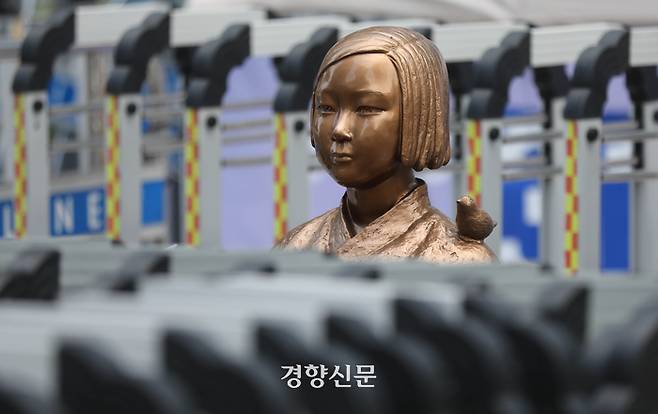 제12회 일본군 위안부 피해자 기림일인 지난달 14일 서울 종로구 옛 일본대사관 앞에 소녀상이 경찰 펜스에 둘러싸여 있다.  김창길 기자