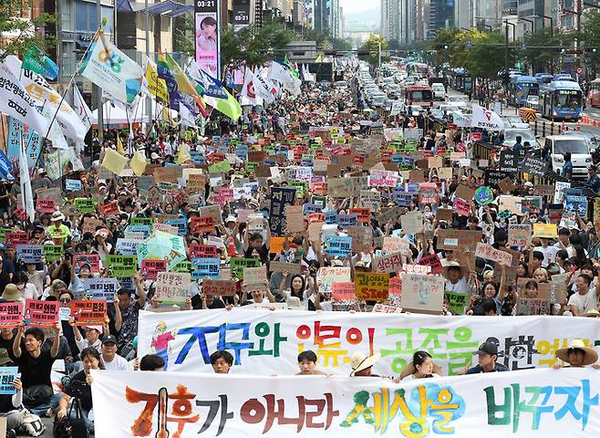 서울 강남대로에서 지난 7일 열린 기후위기 대응 촉구 대규모 집회에서 참가자들이 손팻말을 들고 구호를 외치고 있다. 연합뉴스