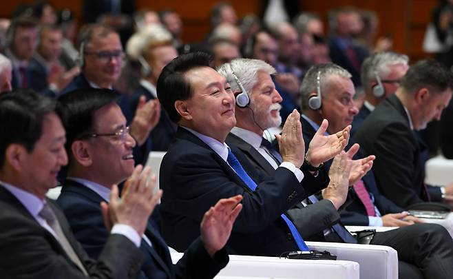 President Yoon Suk Yeol (third from left, front row), Czech President Petr Pavel (fourth from left, front fow) clap hands during a business forum held in Prague, Czech Republic, Friday. (Yonhap)