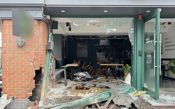 A hamburger restaurant in Gangbuk District, northern Seoul, was pulverized when a car crashed into it on Friday. [NEWS1]