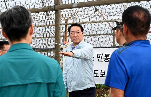 유정복 인천시장이 지난 18일 북한이 대남 확성기로 소음을 방출하고 있는 강화군 송해면 일대를 찾아 소음 방송을 직접 듣고 현장을 점검하고 있다. 인천시 제공