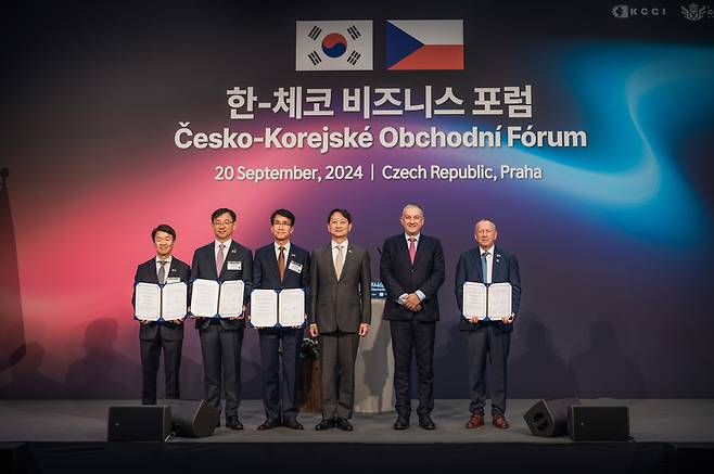 (왼쪽부터) 한국자동차연구원 나승식 원장, 한국산업기술기획평가원 전윤종 원장, 현대차 전략기획실 김동욱 부사장, 산업통상자원부 안덕근 장관, 체코 산업통상부 요제프 시켈라(Jozef Síkela) 장관, 체코 오스트라바 공대 바츨라프 스나셀(Vaclav Snasel) 총장 / 제공 = 대한상공회의소