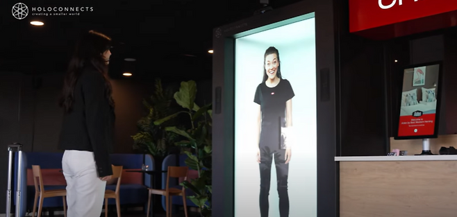 덴마크 헤르닝의 에이든호텔에 마련된 홀로그램 직원. <부자비즈>