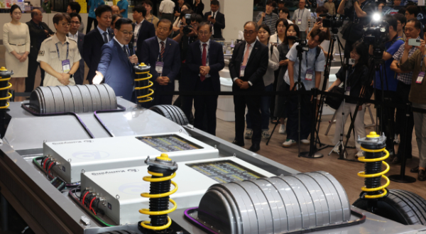 On June 27, at the Busan Mobility Show Press Day held at BEXCO in Haeundae, Busan, Vice President Lee Kwang-yong of Kumyang unveiled a four-wheel drive model equipped with a 4695 cylindrical battery. (Yonhap)