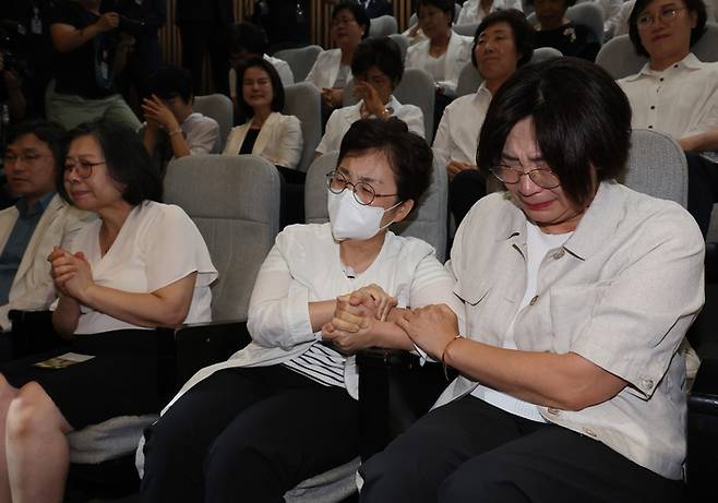 지난달 28일 국회 본회의에서 간호법이 통과되자 방청하던 전현직 간호사들이 기쁨의 눈물을 흘리고 있다. [사진 출처 = 연합뉴스]