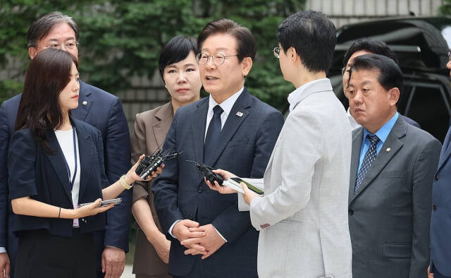 더불어민주당 이재명 대표가 20일 서울 서초구 서울중앙지법에서 열리는 공직선거법 위반 1심 결심 공판에 출석하기 위해 법원 청사에 도착해 취재진의 질문에 답하고 있다. [사진 = 연합뉴스]