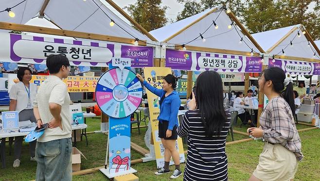 6일 음성군 금빛근린공원에서 개최된 충북청년축제의 청년 참관객이 한국고용정보원 온통청년 홍보 부스를 찾아 이벤트에 참여하고 있다. [한국고용정보원 제공]