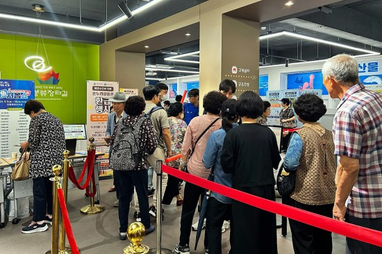 안동시가 추석 명절을 맞아 중앙신시장에서 진행했던 '추석 명절 수산물 구입 할인·환급행사' 에 많은 시민들이 몰려들고 있다(안동시 제공)