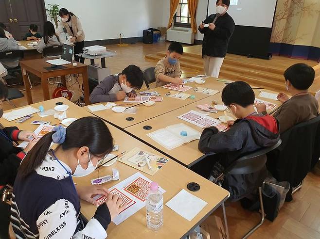 [서울=뉴시스] 중명전 강당에서  비밀보고서의 숨겨진 황제 어새 찾고, 숨기는 과학실험을 하는 어린이들 (사진=국가유산청 제공) 2024.09.20. photo@newsis.com *재판매 및 DB 금지