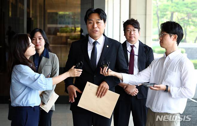 [서울=뉴시스] 전신 기자 =이종배 서울시의원이 대기업 관계자들과 오찬을 가진 김정숙 여사를 검찰에 고발했다. 사진은 이 시의원이 지난 6월 검찰의 '김정숙 여사 인도 타지마할 외유성 출장 의혹' 수사 관련 고발인 신분 조사를 위해 서울 서초구 서울중앙지방검찰청에 출석하는 모습 2024.06.19. photo1006@newsis.com