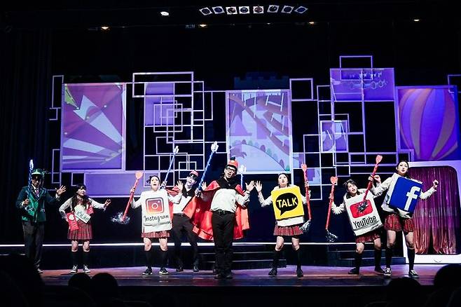 [대구=뉴시스] 일렉트로닉 사운드와 어쿠스틱 음악의 조화를 이룬 창작뮤지컬 'Fake book' 오는 27일 오후 7시30분 달서아트센터 청룡홀 무대에 오른다. 공연 사진. (사진=달서아트센터 제공) 2024.09.20. photo@newsis.com  *재판매 및 DB 금지