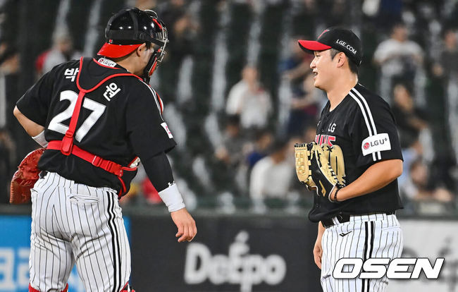 [OSEN=부산, 이석우 기자] 19일 부산 사직야구장에서 2024 신한 SOL 뱅크 KBO 리그 롯데 자이언츠와 LG 트윈스의 경기가 열렸다. 홈팀 롯데는 박세웅이 선발 출전하고 LG는 임준형이 선발 출전했다.LG 트윈스 최원태가 1회말 2사 1,2루 등판, 박동원과 얘기를 하고 있다. 2024.09.19 / foto0307@osen.co.kr