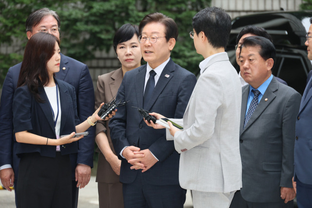 ▲'김문기·백현동 의혹' 관련 허위 발언 혐의로 기소된 더불어민주당 이재명 대표가 20일 서울 서초구 서울중앙지법에서 열리는 공직선거법 위반 1심 결심 공판에 출석하기 위해 법원 청사에 도착해 취재진의 질문에 답하고 있다. ⓒ연합뉴스