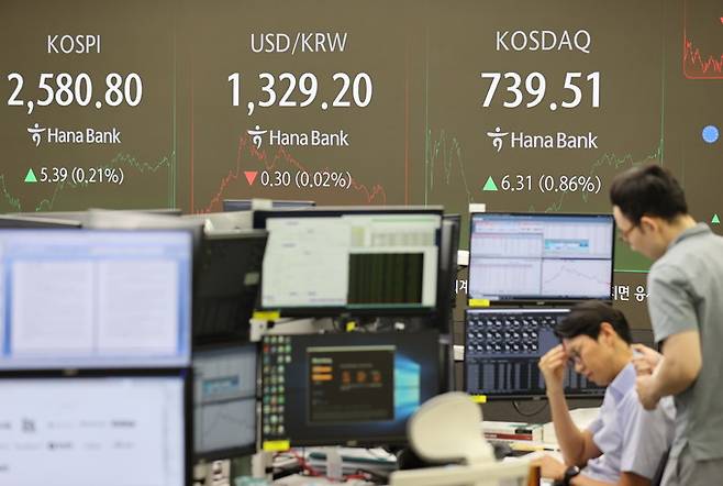 지난 19일 서울 중구 하나은행 딜링룸에서 직원들이 업무를 보고 있다. 연합뉴스