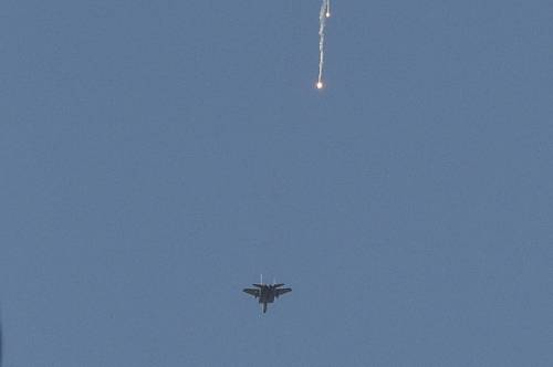 베이루트 상공의 이스라엘군 전투기 - 19일(현지시간) 레바논 수도 베이루트 상공에 뜬 이스라엘군 전투기가 플레어를 쏘고 있다. 2024.9.20 베이루트 EPA 연합뉴스