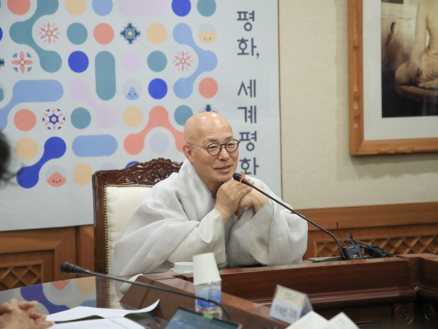 대한불교조계종 총무원장 진우스님이 20일 서울 종로구 한국불교역사문화기념관에서 열린 기자 간담회에서 국제선명상 대회 취지와 세계명상의 날 제안 계획을 설명하고 있다. /사진 제공=조계종