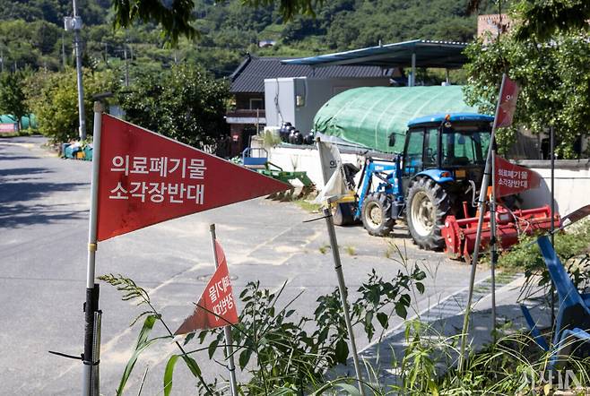 경북 안동시 풍산읍 한 마을에 의료폐기물 소장장 건설 반대 선전물이 세워져 있다. ⓒ시사IN 조남진