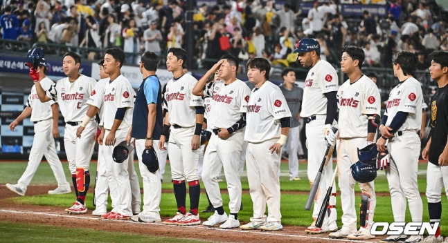 롯데 선수단이 19일 사직 LG전 패배 후 팬들에게 인사하고 있다.