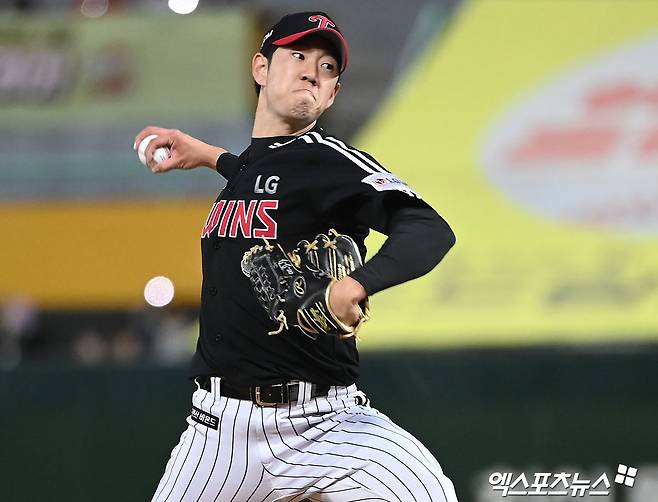 LG 트윈스 투수 이종준은 19일 사직구장에서 열린 '2024 신한 SOL Bank KBO 리그' 롯데와 팀 간 마지막 맞대결에서 구원 등판했다. 1이닝 무실점으로 호투. 생애 첫 홀드를 기록해 잊지 못할 하루를 보냈다. 엑스포츠뉴스 DB