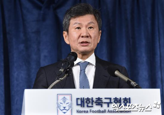 유인촌 문화체육관광부 장관이 4연임을 바라보고 있는 정몽규 대한축구협회 회장에 대해 스스로 거취를 결정하는 게 명예로울 것이라고 말했다. 지난 2013년 대한축구협회 제52대 회장으로 당선된 이후 2016년 재선을 통해 제53대 회장직을, 2021년 단독 출마했던 회장 선거에서 당선돼 제54대 회장까지 맡으면서 3연임에 성공한 뒤 4연임이라는 미래를 그리고 있는 정몽규 회장을 향한 압박으로 해석된다. 사진 엑스포츠뉴스 DB