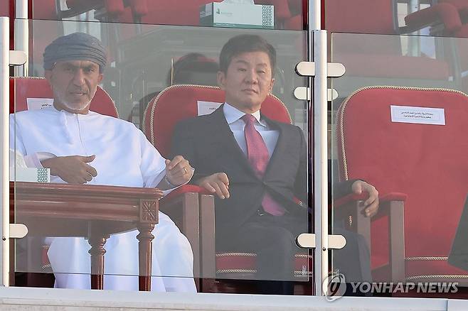 오만전 지켜보는 정몽규 축협 회장 (무스카트[오만]=연합뉴스) 서대연 기자 = 10일 오후(현지시간) 무스카트 술탄 카부스 경기장에서 열린 북중미 월드컵 3차 예선 대한민국과 오만의 경기. 정몽규 대한축구협회장이 경기를 지켜보고 있다. 2024.9.10 dwise@yna.co.kr