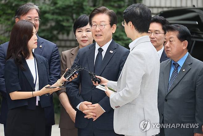 취재진 질문에 답하는 이재명 대표 (서울=연합뉴스) 이정훈 기자 = '김문기·백현동 의혹' 관련 허위 발언 혐의로 기소된 더불어민주당 이재명 대표가 20일 서울 서초구 서울중앙지법에서 열리는 공직선거법 위반 1심 결심 공판에 출석하며 취재진 질문에 답하고 있다. 2024.9.20 uwg806@yna.co.kr