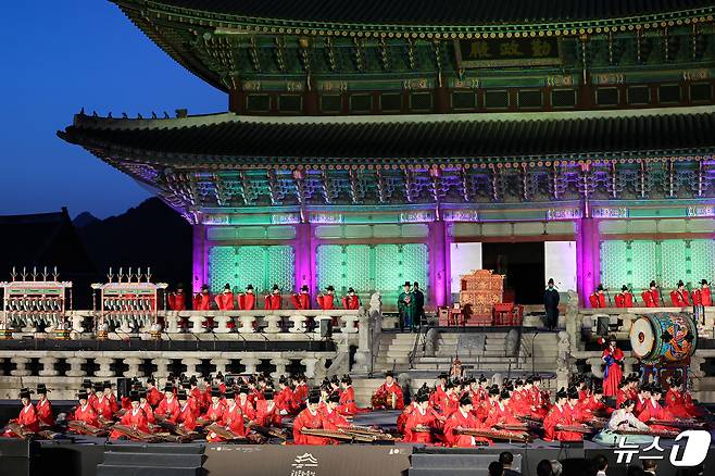 서울 경복궁 근정전에서 제10회 궁중문화축전 개막제 공연이 펼쳐지고 있다.  2024.4.26/뉴스1 ⓒ News1 김도우 기자