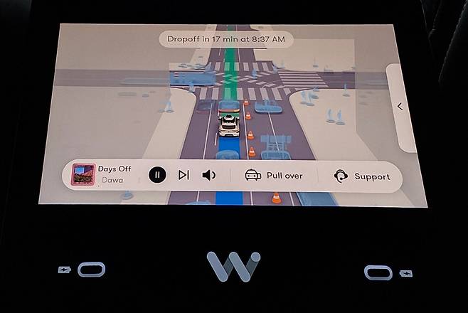 웨이모에는 운전석과 조수석 사이에도 인포테인먼트 화면이 설치돼 있어 뒷좌석에 앉은 탑승객도 실시간으로 주행 정보를 확인할 수 있다. /김우영 기자