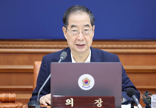 한덕수 국무총리가 19일 서울 종로구 정부서울청사에서 열린 국무회의에서 모두발언을 하고 있다. /뉴스1