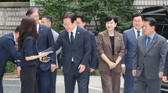 의원들과 악수하는 이재명 대표. 연합뉴스