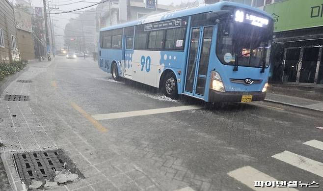 21일 이른 오전부터 부산에 호우경보가 발령된 가운데 이날 오전 8시께 부산 금정구의 한 도로에 비가 내리고 있는 모습. 사진=변옥환 기자